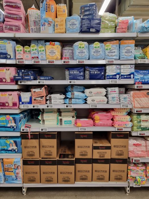 한 홈플러스 매장 골든존에 PB상품 홈플러스 시그니처 제품이 진열된 모습.