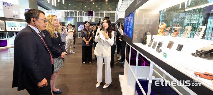 유영상 SKT 대표와 캐슬린 크레이머 IEEE 차기회장이 10일 서울 중구 SKT타워에서 열린 국제전기전자공학협회(IEEE)의 SK텔레콤 IEEE 마일스톤 선정 수여 행사에서 CDMA 기술 상용화 역사가 담긴 전시를 살펴보고 있다. 김민수기자 mskim@etnews.com