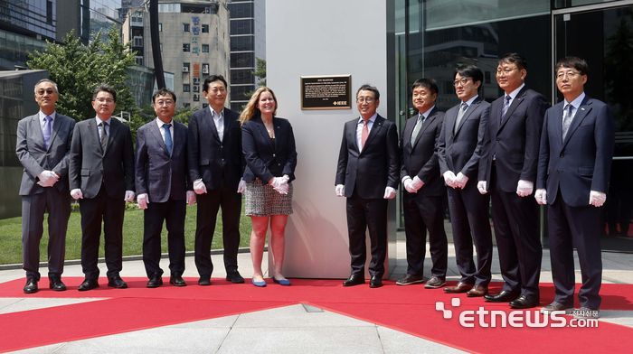 10일 서울 중구 SKT타워에서 열린 'CDMA 상용화' IEEE Milestone 등재 기념행사에서 유영상 SKT 대표와 캐슬린 크레이머 IEEE 차기회장을 비롯한 관계자들이 'IEEE 마일스톤' 선정 기념 현판 제막 후 기념촬영을 하고 있다. 왼쪽부터 전국진 서울대 전기공학부 명예교수, 장길수 IEEE 서울섹션 회장, 송상훈 과학기술정보통신부 정보통신정책실장, 고진 대통령직속 디지털플랫폼정부위원회 위원장, 캐슬린 크레이머 IEEE 차기회장, 유영상 SKT 대표, 강종렬 SKT CSPO, 최원준 삼성전자 MX사업부 개발실장, 제영호 LG전자 C&M표준연구소장, 백용순 ETRI 입체통신연구소장. 김민수기자 mskim@etnews.com