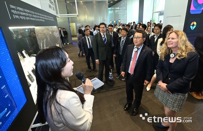 유영상 SKT 대표와 캐슬린 크레이머 IEEE 차기회장이 10일 서울 중구 SKT타워에서 열린 국제전기전자공학협회(IEEE)의 SK텔레콤 IEEE 마일스톤 선정 수여 행사에서 CDMA 기술 상용화 역사가 담긴 전시를 살펴보고 있다. 김민수기자 mskim@etnews.com