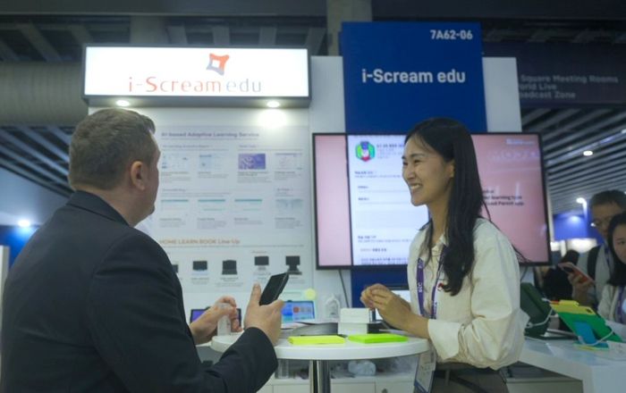 아이스크림에듀가 지난 2월 '스페인 모바일 월드 콩그레스(MWC 2024)'에 참가했을 때 한 해외 관계자가 아이스크림에듀 부스를 찾아 에듀테크 관련 설명을 듣고 있다. 사진=아이스크림에듀