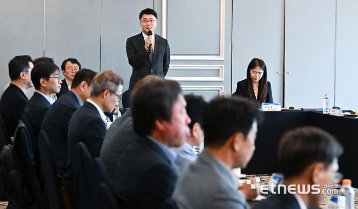 6G 이동통신과 위성통신 분야 간 기술 교류·협력을 강화하기 위한 '6G 소사이어티' 발족식이 4일 서울 여의도 켄싱턴호텔에서 열렸다. 류제명 과학기술정보통신부 네트워크정책실장이 인사말을 하고 있다. 이동근기자 foto@etnews.com