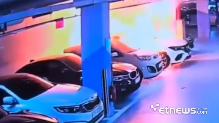 연기가 뿜어져 나오다 폭발과 함께 화재가 발생했다. (출처: 연합뉴스 독자제공 영상 캡쳐)