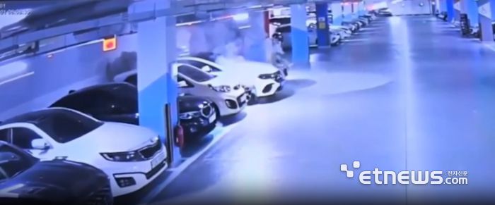 주차된 차량에서 연기가 나는 모습(출처: 연합뉴스 독자제공 영상 캡쳐)