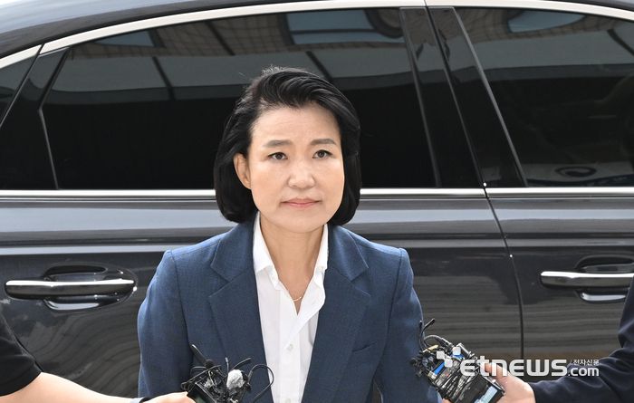 이진숙 방송통신위원장이 31일 오전 경기도 정부과천청사 방통위 청사로 들어서고 있다. 박지호기자 jihopress@etnews.com
