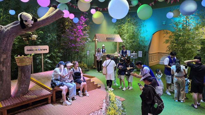 에버랜드에서 운영 중인 바오패밀리 콘셉트의 '갤럭시Z폴드6·Z 플립6' 체험존의 실내 체험관에서 방문객들이 '갤럭시 AI' 기능을 체험하는 모습.