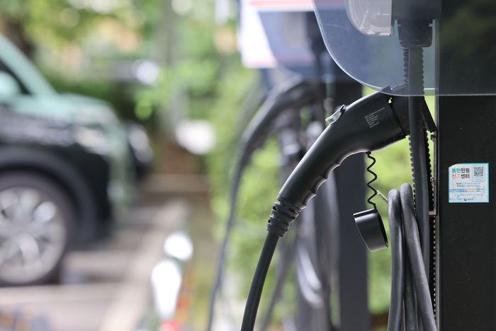 8일 경기도 안양시 한 아파트 단지 지상 주차장에 전기차 충전시설이 설치돼 있다. 해당 아파트는 작년 전기차 충전시설을 설치하기에 앞서 입주자 대표회의를 통해 충전시설을 지상에 설치하기로 결정했다. 연합뉴스.