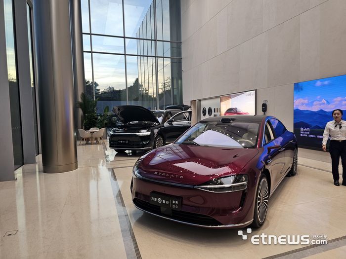 화웨이 매장에 전시된 전기차 샹제(享界·STELATO)