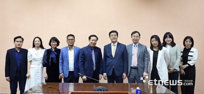 레 뜩 루안 베트남 보건부 차관(왼쪽에서 다섯번째)과 노연홍 제약바이오협회 회장(여섯번째)이 규제 협력에 대한 면담을 진행했다.