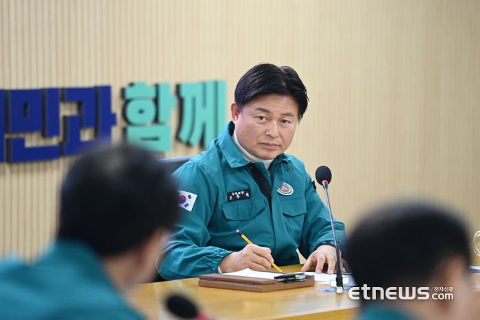 조용익 경기 부천시장이 14일 오후 긴급 간부회의를 열고 공직자 기강 확립, 서민생활 및 지역경제 안정, 재난안전관리 철저 등 지역 민생안정 대책 추진에 총력을 다해줄 것을 당부했다.