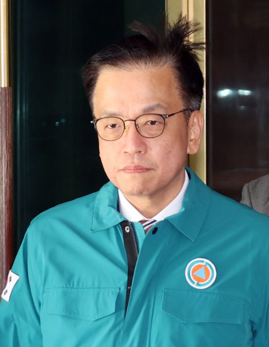 최상목 대통령 권한대행 부총리 겸 기획재정부 장관이 29일 오전 전남 무안공항 항공기 사고 대응을 위해 정부서울청사에서 나오고 있다. [연합뉴스]