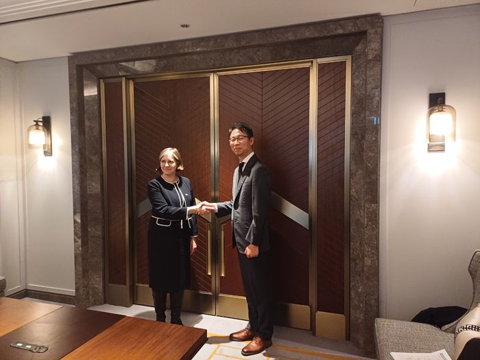 루시 채플 영국 국립보건연구원 최고경영자(CEO·왼쪽)와 김현철 한국보건산업진흥원 연구개발혁신본부장이 지난해 12월 서울 중구 롯데호텔 서울에서 열린 '한·영 보건대화'에서 기념촬영했다.(사진=한국보건산업진흥원)