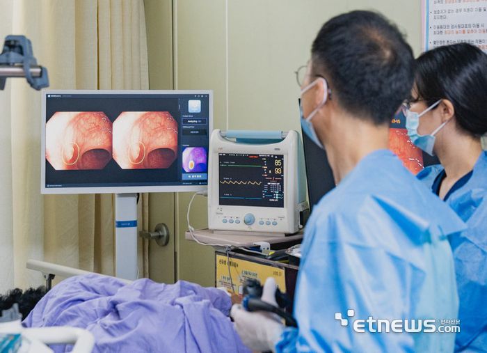 전주예수병원 의료진이 AI 기반 위내시경 솔루션 '웨이메드 엔도'를 사용하고 있다.