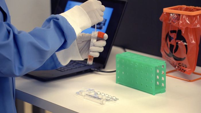 크립토스의 연구개발 장면