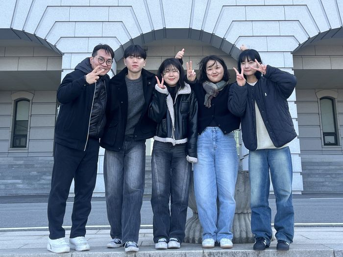 김충현 동물보건복지학과 교수와 집필에 참여한 학생들.