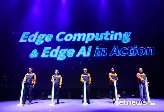 K.C 리우(K.C Liu) 회장(가운데)을 비롯한 각 사업부 사장단들이 Edge Computing & Edge AI 출범식에서 글로벌 비전 발표를 하고 있다.