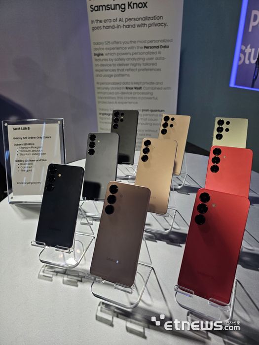갤럭시S25시리즈. 밑에서부터 일반, 플러스, 울트라.