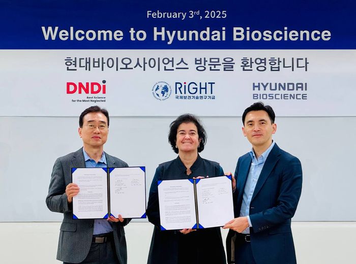 (왼쪽부터)오상기 현대바이오사이언스 대표, 이사벨라 히베이로 DNDi 바이러스 질환 클러스터 디렉터, 다이스케 이모토 DNDi 비지니스 개발·제휴 관리 디렉터가 3일 서울 서대문구 현대바이오사이언스 서울 사무소에서 열린 업무협약식에서 기념촬영했다.(사진=현대바이오사이언스)