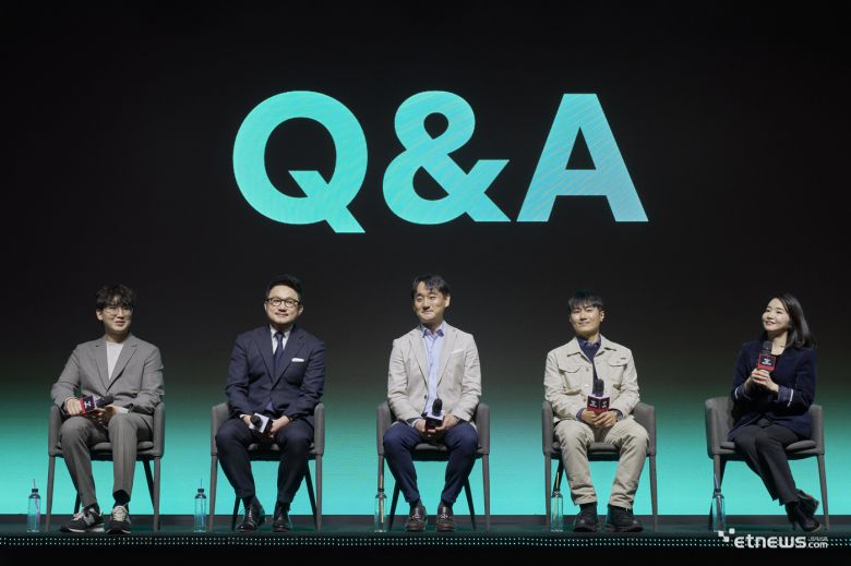 4일 서울 영등포구 여의도 페어몬트 엠버서더 서울 그랜드볼룸에서는 넷플릭스 신년 간담회 'Next on Netflix 2025'가 진행됐다. (왼쪽부터) 유기환 논픽션 디렉터, 김태원 영화 디렉터, 강동한 콘텐츠 VP, 배종병 시리즈 시니어디렉터, 고현주 커뮤니케이션 시니어디렉터가 Q&A 응답을 하고 있다.(사진=넷플릭스 제공)