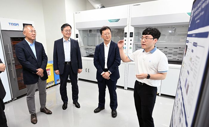 정의선 현대차그룹 회장(왼쪽 첫번째)이 지난 2023년 서울대에 개관한 배터리공동연구센터에서 설명을 듣고 있다. (현대차그룹 제공)