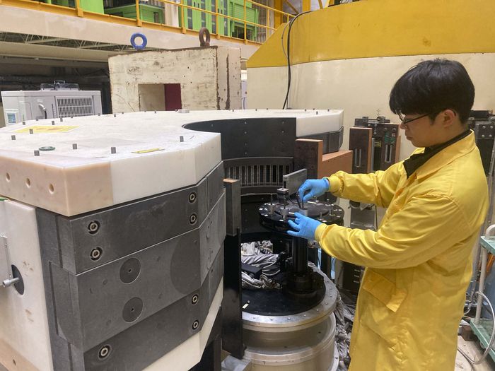 원자력연 연구진이 하나로 중상자 회절 분석 장치를 활용해 재활용 소재 성능을 살피는 작업을 수행하고 있다.