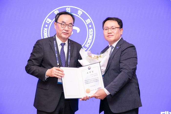 이진우 대한의학회장(왼쪽)과 김상민 고려대 구로병원 정형외과 교수가 시상식에서 기념촬영했다.(자료=고려대 구로병원)