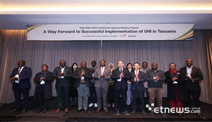현재룡 국민건강보험공단 기획상임이사(첫째줄 오른쪽 다섯 번째)와 탄자니아 단기 연수 참가자들이 기념촬영을 하고 있다.