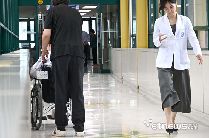 서울의 한 대학병원에서 의료진이 이동하고 있다. 김민수기자 mskim@etnews.com