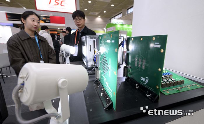 세미코리아가 주최한 '세미콘 코리아 2025'가 19일부터 서울 강남구 코엑스에서 사흘 일정으로 열렸다. 큐알티 부스에서 관람객이 관람객이 반도체 신뢰성 평가 시스템 솔루션에 대한 설명을 듣고 있다. 김민수기자 mskim@etnews.com