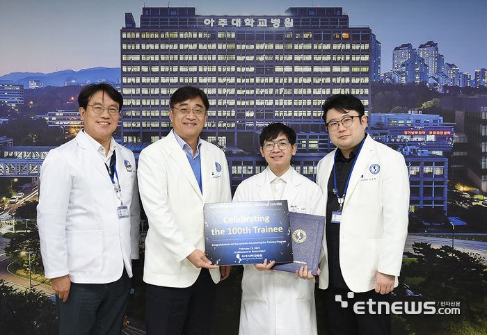 박준성 아주대병원장(왼쪽 두 번째)이 최근 병원장실에서 베트남 보건의료지원사업의 100번째 연수생인 다우 꽝 리우 의사에게 수료증을 전달하고 기념 촬영했다.