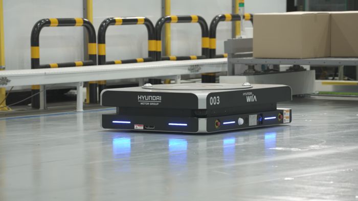 5G 특화망이 구축된 현대차 사업장에서 양산 적용 중인 자동물류로봇(AMR)이 가동 중인 모습