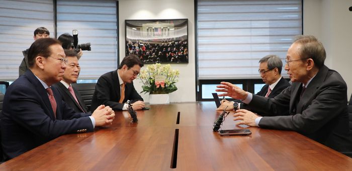 국민의힘 권영세 비상대책위원장이 27일 서울 서초구 청계재단을 찾아 이명박 전 대통령을 예방해 환담하고 있다. [공동취재]