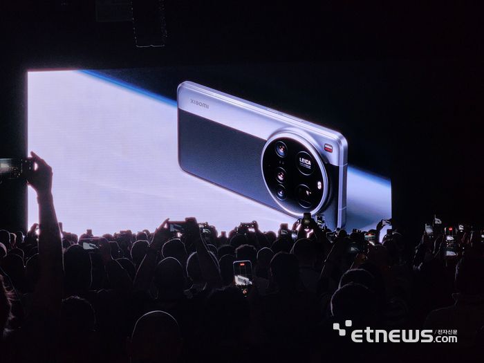 2일 스페인 바르셀로나 CCIB에서 열린 샤오미 신제품 출시 행사에서 샤오미15 울트라가 공개되고 있다.