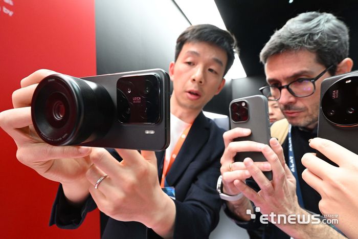 세계 최대 이동통신 박람회 MWC25(모바일 월드 콩그레스)가 '융합, 연결, 창조(Converge, Connect, Create)'를 주제로 3일(현지시간) 스페인 바르셀로나 피라 그란 비아에서 열렸다. 샤오미 부스에서 관람객이 라이카 모듈이 탑재된 샤오미 스마트폰을 체험하고 있다. 바르셀로나(스페인)=김민수기자 mskim@etnews.com