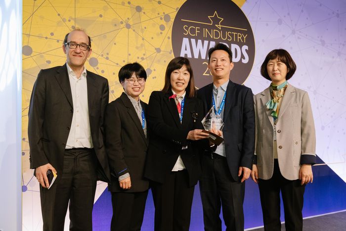 '스몰셀 월드 서밋(SCF) 어워드 2023' 수상 모습. 좌측 2번째부터 ETRI의 김경숙 책임연구원, 나지현 실장. 우측 첫번째 오현주 책임연구원.