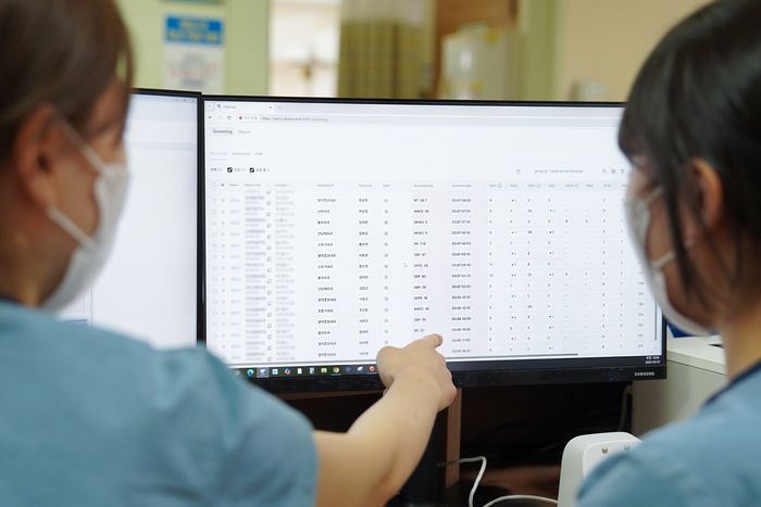 병동 간호사들이 AI기반 환자상태 악화예측 솔루션을 통해 환자 상태를 체크하고 있다(사진: 동남권원자력의학원)