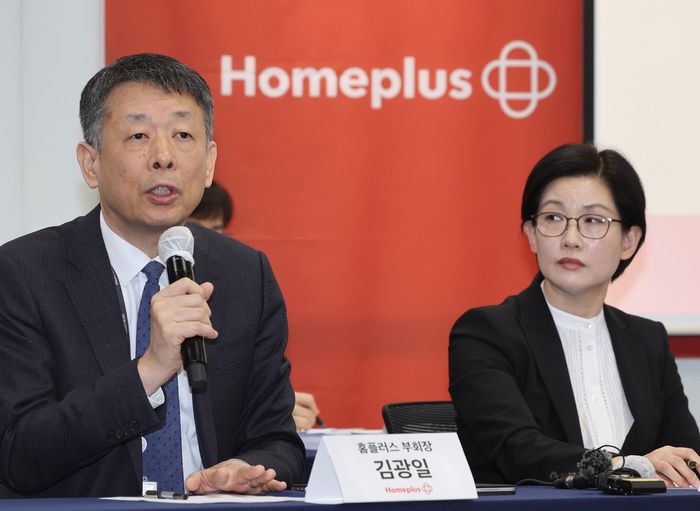 발언하는 김광일 홈플러스 공동대표     (서울=연합뉴스) 임화영 기자 = 김광일 홈플러스 공동대표(왼쪽)가 14일 서울 강서구 홈플러스 본사에서 열린 기업 회생절차(법정관리) 관련 기자간담회에서 발언하고 있다. 오른쪽은 조주연 홈플러스 공동대표. 2025.3.14     hwayoung7@yna.co.kr (끝)