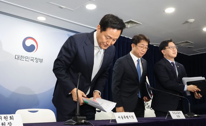 오세훈 서울시장이 19일 서울 종로구 정부서울청사에서 열린 주택시장 안정화 방안 발표에서 기자의 질문에 답하고 있다. 연합뉴스