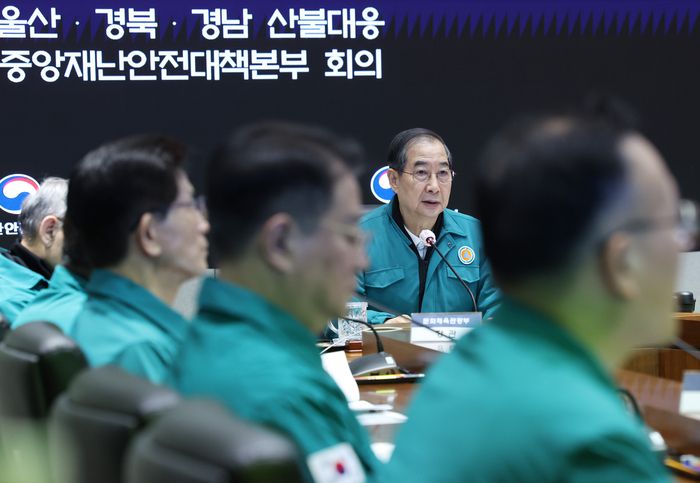 한덕수 대통령 권한대행 국무총리가 29일 정부서울청사에서 산불 대응 중앙재난안전대책본부 회의를 하고 있다. [대통령실통신사진기자단] 연합뉴스.