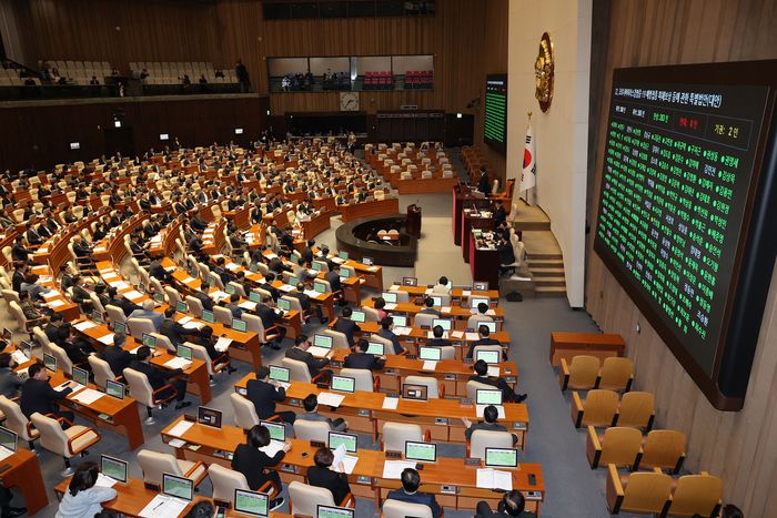 2일 국회 본회의에서 코로나바이러스감염증-19 예방접종 피해보상 등에 관한 특별법(대안) 투표가 진행되고 있다. 연합뉴스.
