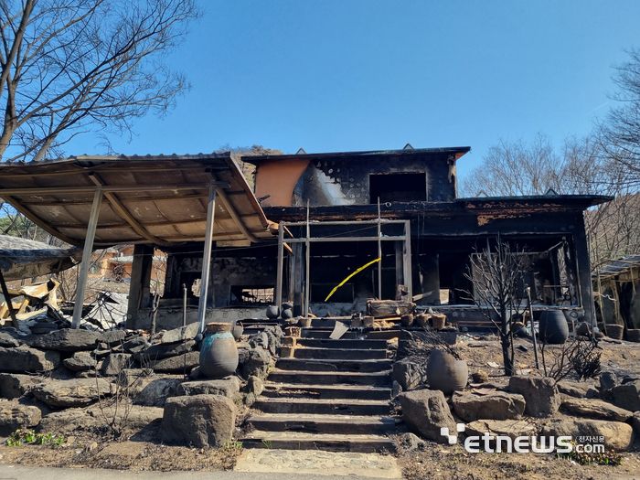 7일 정오 무렵 찾은 경북 청송군 청송읍 부곡리. 주왕산 국립공원 초입에 늘어선 음식점들은 전소된 채 개점 휴업 상태에 놓여 있다.