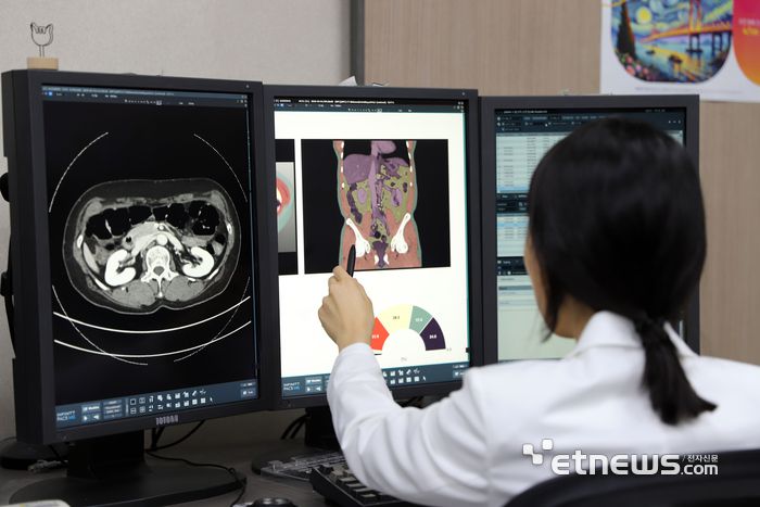 의료진이 메디컬아이피 '딥캐치'를 사용하고 있다.