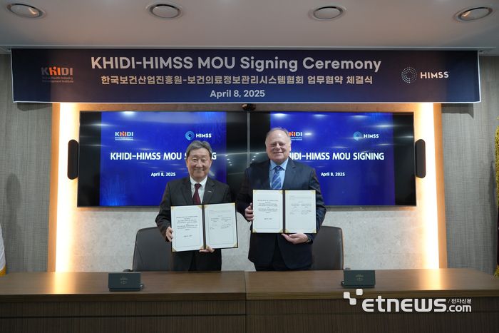 차순도 한국보건산업진흥원장(왼쪽)과 해럴드 울프 HIMSS 대표가 한국의 디지털의료 생태계 조성을 위한 업무협약을 체결했다.