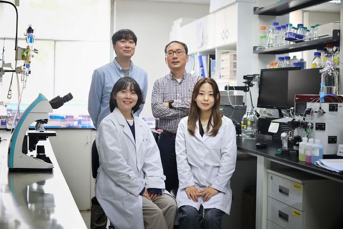 (위 왼쪽부터 시계방향으로) 서대하 교수, 예경무 교수, 장주희 박사과정생, 신지원 박사과정생.
