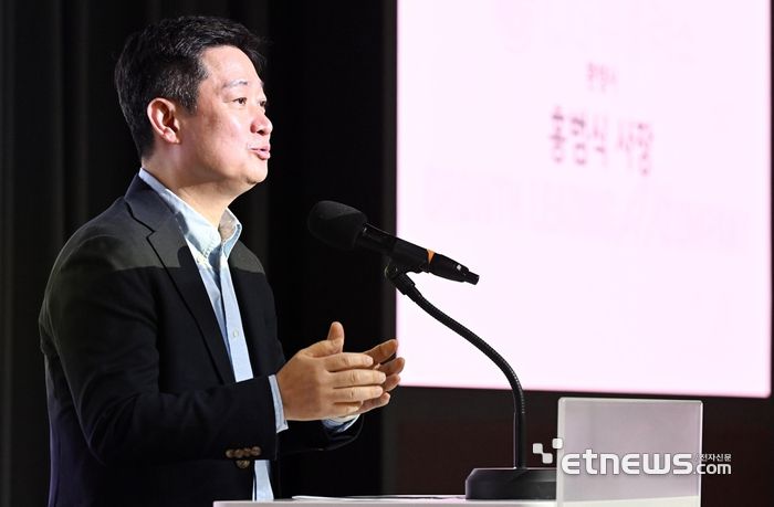 국회 과학기술정보방송통신위원회 국내 인공지능(AI) 관련 기업 릴레이 현장간담회가 15일 서울 강서구 LG유플러스 마곡사옥에서 열렸다. 홍범식 LG유플러스 사장이 환영사를 하고 있다.  이동근기자 foto@etnews.com