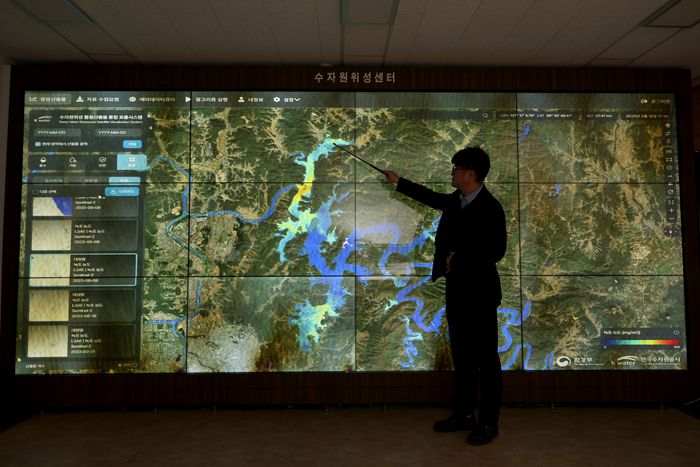 최성화 K-water연구원 수자원위성센터 책임연구원이 지난 10일 K-water연구원 현장을 방문한 환경부 기자단에 위성시스템을 소개하고 있다. 사진 출처 : 한국수자원공사