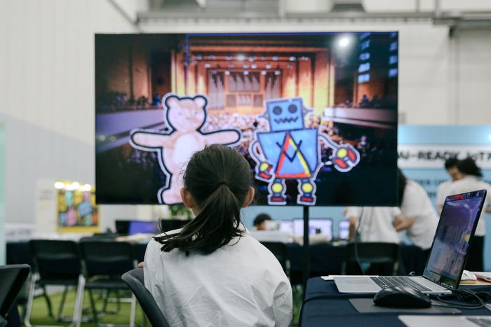 초등학생이 디지털 반전 동화 수업 체험에 참가한 모습.