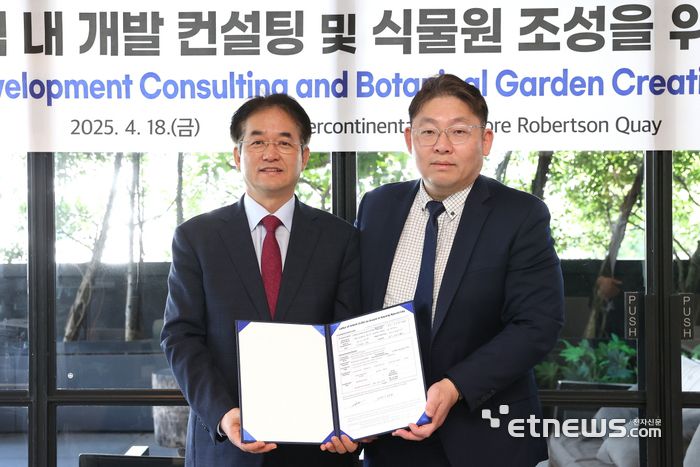 이동환 고양시장(왼쪽)과 이요한 크레이그앤비치 대표가 18일 싱가포르 인터컨티넨탈 호텔에서 경제자유구역 개발 및 투자 유치 협력을 위한 양해각서를 체결한 뒤 기념 촬영했다.