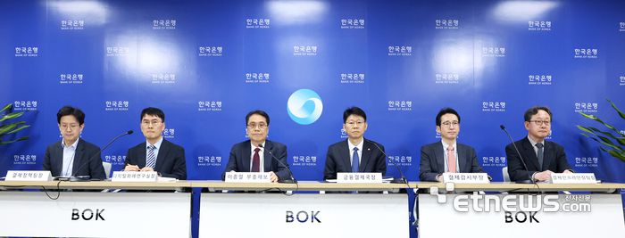 사진 왼쪽부터 박준홍 결제정책팀장, 윤성관 디지털화폐연구실장, 이종렬 부총재보, 이병목 금융결제국장, 윤태길 결제감시부장, 최석기 결제인프라안정팀장