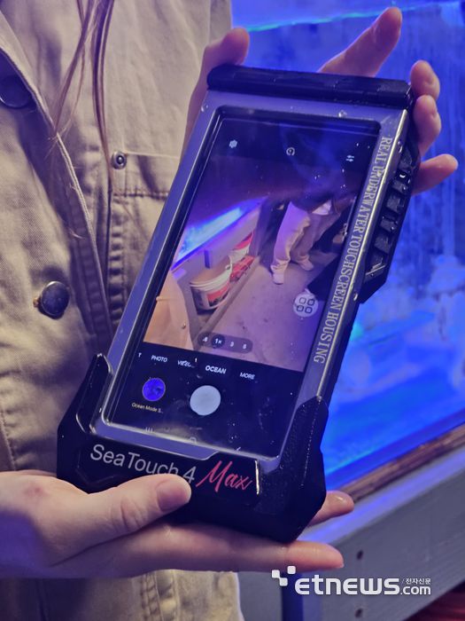 갤럭시 스마트폰 카메라용 '오션 모드(Ocean Mode)'가 적용된 스마트폰.